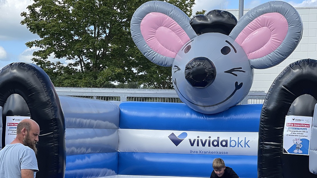 Bild einer Hüpfburg für Kinder.